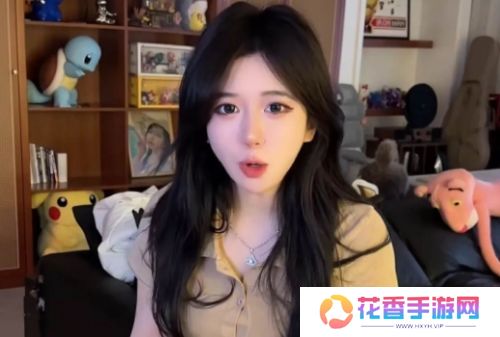 呆妹儿素颜直播,佩戴价值6W项链格外亮眼,网友:当主播这么赚钱吗