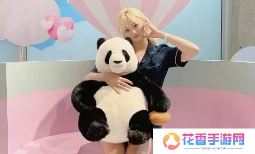 LOL职业选手Faker恋情曝光,高颜值白发女友太好看,还是T1的员工