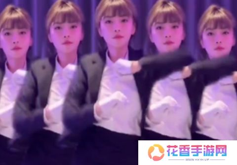 周淑怡宣布某手复播，身穿黑袜西装跳舞，网友：依旧土味十足