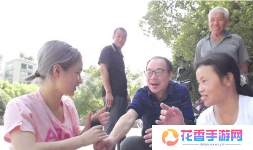 女主播冬天光脚直播,称自己月收入仅2000,网友:还不如进厂打螺丝