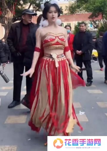 女主播冬天光脚直播,称自己月收入仅2000,网友:还不如进厂打螺丝