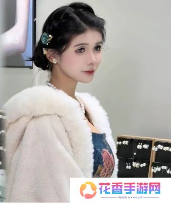 狗头萝莉为珍珠店拍宣传视频，亲自盛装上阵获好评，网友：越来越好了