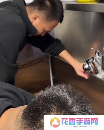 网红狗“艾特”直播洗澡遭意外，千万粉博主遭骂，更有明星发声指责