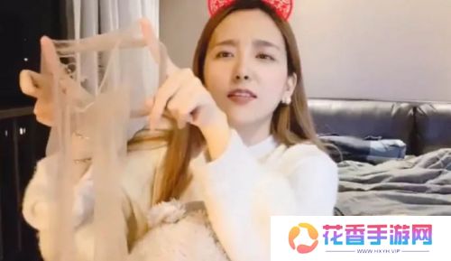 Rita直播展示战损版袜子，破洞位置太尴尬引热议，网友：用的多了