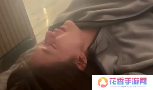 赵露思对四个字耿耿于怀，用豪宅和美食来博取同情，反遭网友吐槽