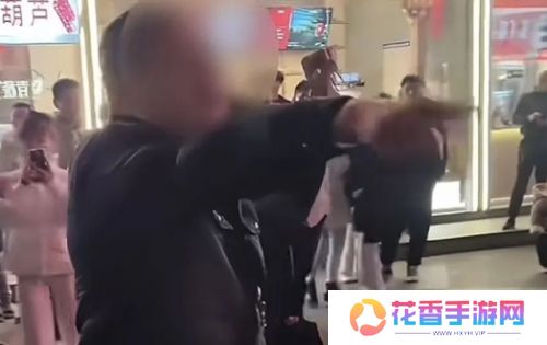 女主播街头直播舞蹈,被路人现场怒怼,直言:马路不是你的家