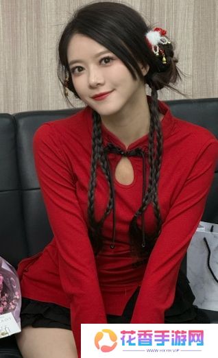 LPL美女主持骆歆晒新春美照：骆歆俏皮麻花辫，红衣短裙十分喜庆