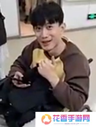 LPL解说直播突发癫痫，摔倒在地满嘴鲜血，已送往医院治疗