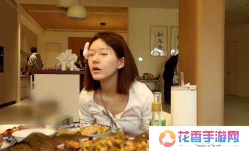 赵露思对四个字耿耿于怀，用豪宅和美食来博取同情，反遭网友吐槽