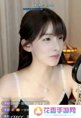 前LPL女主持穿吊带直播，被网友建议加个黑袜，本人回应：刷礼物就穿