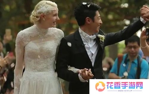 撒贝宁回武汉拜年被偶遇，妻子李白又高又瘦，一家四口同框超温馨