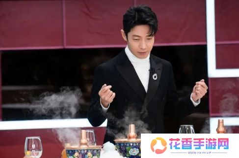 撒贝宁回武汉拜年被偶遇，妻子李白又高又瘦，一家四口同框超温馨