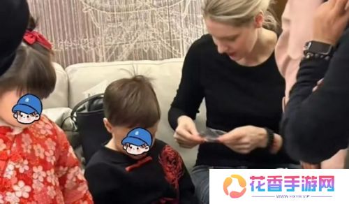 撒贝宁回武汉拜年被偶遇，妻子李白又高又瘦，一家四口同框超温馨