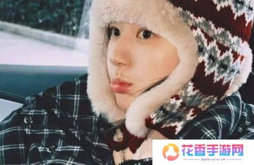 赵露思晒新年日常，戴毛线帽嘟嘴拍照太可爱，网友：她真的好起来了