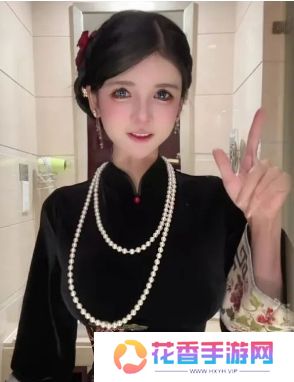 狗头萝莉宣布卖饼结束，穿黑色旗袍展示身材，网友：好有贵妇相