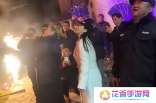 郭富城回安徽老家拜年好欢乐，放烟花又发红包，接地气形象获好评