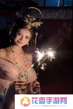 狗头萝莉饼摊即将结束，现场给大家放烟花庆贺，手拿仙女棒太美了