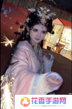 狗头萝莉饼摊即将结束，现场给大家放烟花庆贺，手拿仙女棒太美了