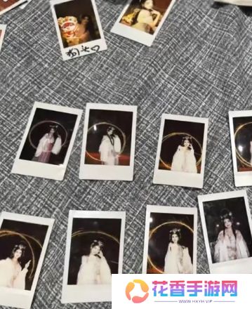 狗头萝莉饼摊即将结束，现场给大家放烟花庆贺，手拿仙女棒太美了