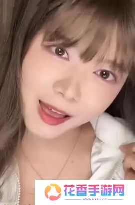 骆歆遭网友吐槽身材臃肿，直接下拉衣角自证，称自己是丰满不是肿