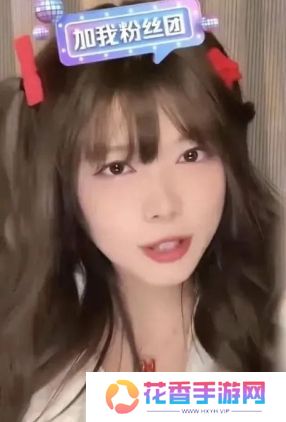 骆歆遭网友吐槽身材臃肿，直接下拉衣角自证，称自己是丰满不是肿