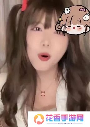 骆歆遭网友吐槽身材臃肿，直接下拉衣角自证，称自己是丰满不是肿