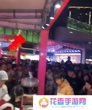 狗头萝莉元宵卖饼太火热,现场围满了人,大量粉丝称排了好久买不到