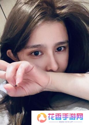 美女主播直播间展示演技,哭诉自己儿时遭遇,称穷怕了希望大家打赏