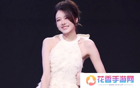 骆歆回应年收入才16万，称开场秀衣服都是自费，网友：LPL这么抠门吗