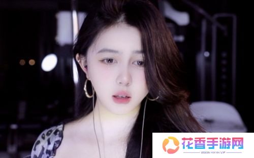 女主播遭榜一大哥提无理要求，当场拒绝后泪崩，称自己是有底线的