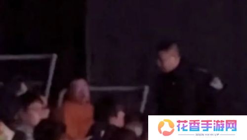 LPL现场女粉殴打工作人员，曾攻击帽子叔叔，被强行拉走永久禁止观赛