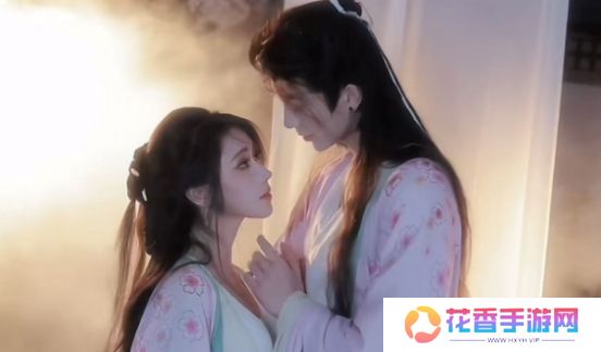 白姨疑似官宣新恋情，视频中与男子举止亲密，网友：树叶再次躺枪