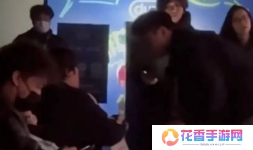 LPL现场女粉殴打工作人员，曾攻击帽子叔叔，被强行拉走永久禁止观赛