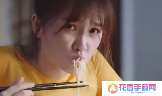 同样表演吃面条，28岁章若楠与29岁虞书欣对比，差距一下子就出来了