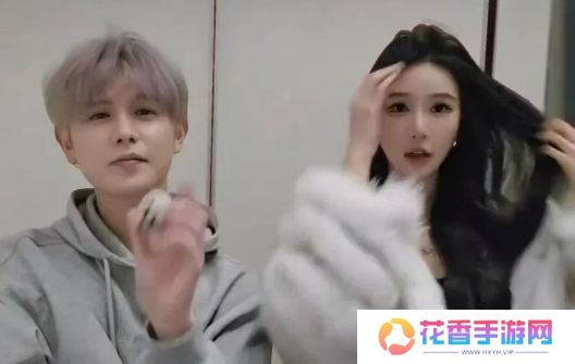 童锦程和朋友深夜去唱歌，买单时意外泄露余额，金额太大引网友热议