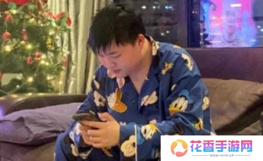 Uzi深夜直播自述压力太大，称十分努力但人气不达标，工资都拿不到