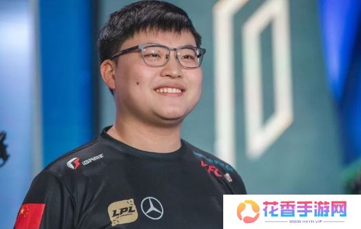 Uzi深夜哭穷要停播，身价过亿住汤臣一品，网友：我都不配心疼他