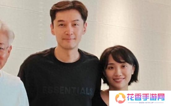 42岁胡歌罕见秀恩爱，晒与妻子合照，互动亲密太幸福，好有夫妻相