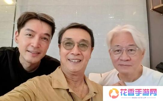 42岁胡歌罕见秀恩爱，晒与妻子合照，互动亲密太幸福，好有夫妻相