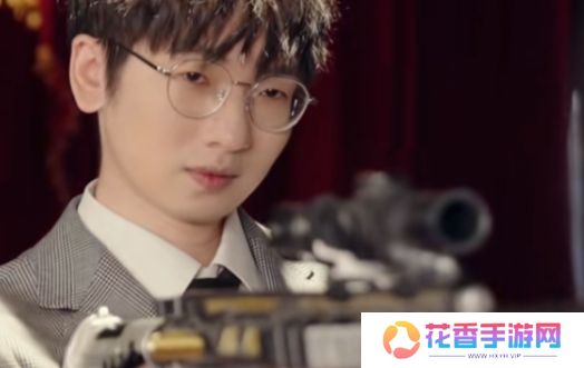 LPL解说和美女演员拍短剧，被网友质疑是否要转行，本人：拍着玩而已