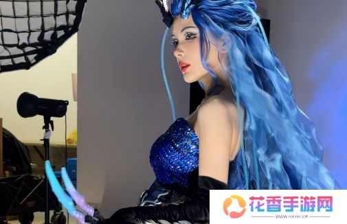 LPL女主持Rita扮演龙王敖闰,妆造还原太吸睛,想和她做个交易吗?