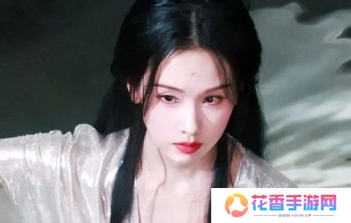 《月鳞绮纪》未播先火，鞠婧祎红衣装扮太好看，陈都灵一人分饰三角