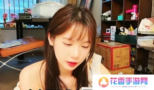 艾琳生日会直播，因念错礼物上的符号引热议，网友：文化有限啊