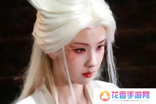 《月鳞绮纪》未播先火，鞠婧祎红衣装扮太好看，陈都灵一人分饰三角